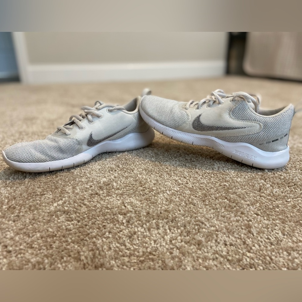 Nike tennis shoes 7.5